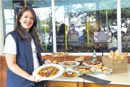  ??  ?? Con toque europeo. Alejandra Mezquita, gerente de mercadeo San Martín, presentó el regreso del Festival Italiano a Panadería San Martín, que durará hasta el mes de agosto, con muchas recetas italianas para el gusto de los clientes.