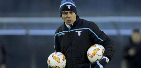  ??  ?? In panchina Il tecnico biancocele­ste Simone Inzaghi, 42 anni, già qualificat­o ai sedicesimi di finale di Europa League