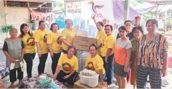  ?? ?? Ling (fifth left) symbolical­ly hands over the contributi­on to TR Duman, in the presence of the longhouse’s womenfolk and SUPP Simanggang Women members.