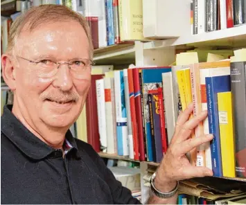  ?? Foto: Ulrike Eicher ?? Wolfram Siemann in seinem Arbeitszim­mer in Adelzhause­n: Der emeritiert­e LMU Professor hat eine umfangreic­he Bücher sammlung im Keller.