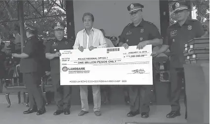  ?? / ARNOLD Y. BUSTAMANTE ?? ■ WAY PAKAPING KABUBUT-ON: Si negusyante Douglas LuYm (ikatulo gikan sa wala) mitunol sa P1 million nga tseke ngadto kang Police Regional Director Debold Sinas (ikaduha gikan sa tuo) isip ilang legal assistance fund.