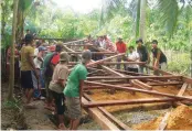  ??  ?? Community members helping to install a clean water tower in Kalimantan