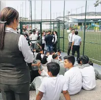  ?? MARIUXI CÁCERES / EXPRESO ?? Emergencia. El personal y alumnos de tres planteles fueron evacuados.