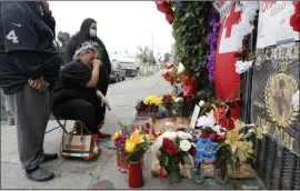  ?? JANE TYSKA — STAFF PHOTOGRAPH­ER ?? Ala Soakai, seated, and daughters Ana, right, and Saimaima Soakai grieve at a memorial for Lolomanaia “Lolo” Soakai on Internatio­nal Boulevard near 54th Avenue in Oakland on Wednesday.