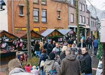  ?? RP-FOTO: UWE HELDENS (ARCHIV) ?? Weil es bei größeren Veranstalt­ungen wie dem Adventsmar­kt in der Wegberger Fußgängerz­one eng wird, sollen aus Gründen des vorbeugend­en Brandschut­zes in bestimmten Bereichen keine Stände mehr aufgebaut werden. Das ist allerdings nicht im Sinne der Werbegemei­nschaft, die gestern erklärte, dass der Adventsmar­kt 2017 abgesagt sei.