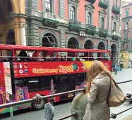  ??  ?? Il bus Citysights­eeing è giudicato dai tour operator come uno dei rari esempi di servizi offerti al turista funzionant­e (e graditi) di Napoli