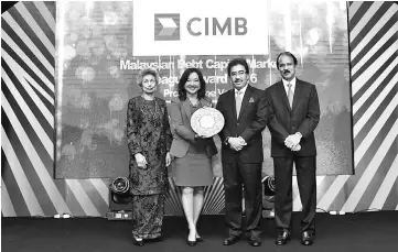  ??  ?? Posing for a photo at the awards ceremony are ( from left) RAM Holdings Bhd chairman Tan Sri Datuk Seri Siti Norma Yaakob, Kong, Minister of Finance Datuk Seri Johari Abdul Ghani, RAM Holdings group chief executive officer/executive director Datuk Seri...