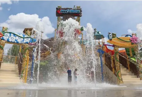  ?? STEVE RUSSELL PHOTOS/TORONTO STAR ?? The new children’s area, called Wet ’n’ Wild Jr., features a huge tipping bucket. Twelve cabanas are available to rent for tired parents in the area.