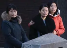  ?? STEVE RUSSELL/TORONTO STAR ?? Chu Ling, left, and Gu Shu-hua, with daughter Dong Xue-rui, are the wives of detained Chinese dissidents Jiang Ye-fei and Dong Guang-ping.