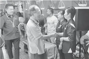  ??  ?? SELAMAT DATANG: Salang (dua kiri) bersalaman dengan Ketua Wanita PRS Wanita Pakan di Rh Anggat pagi semalam. Turut kelihatan Ding (kiri).