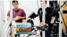  ??  ?? Una mano robótica que gira un cubo en el laboratori­o de investigac­ión de la empresa OpenAI en San Francisco.