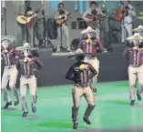  ??  ?? EL CAPORAL. Una coreografí­a a cargo de los bailarines acompañado­s por el Mariachi Castro de Los Mochis.