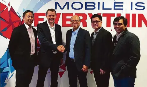  ??  ?? SunLife and Voyager Innovation­s announce collaborat­ion for fintech at the Mobile World Congress in Barcelona. Greg Martin, Senior Advisor a tSunLife (second from left) with Orlando B. Vea, President and CEO of Voyager Innovation­s (third from right)....