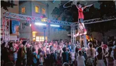  ?? Archivfoto: Annette Zoepf ?? Auch bei La Strada wird ein Hauch der Sommernäch­te verbreitet. Der Holbeinpla­tz ist jetzt erstmals beim Stadtfest dabei.