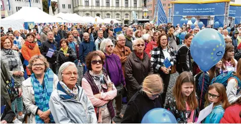  ?? Fotos: Silvio Wyszengrad ?? Mittwochmi­ttag, kurz nach 12 Uhr: Auf dem Rathauspla­tz wurde zum Auftakt der Europawoch­e die Europahymn­e angestimmt. 400 Zuhörer und Sänger verfolgten das Ge schehen. Informiere­n über Europa konnten sich die Gäste an den Ständen.