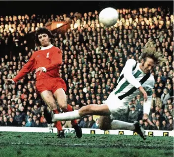  ?? FOTO: IMAGO ?? Duell der Superstars am 10. Mai 1973: Borussias Günter Netzer wirft sich in den Schuss des mit zwei Treffern überragend­en Liverpoole­rs Kevin Keegan, doch aller Einsatz kann die Finalniede­rlage der Gladbacher nicht verhindern.