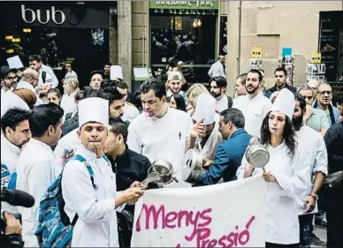  ?? XAVIER CERVERA ?? Desenes de restaurado­rs es van concentrar ahir a la plaça Santa Maria