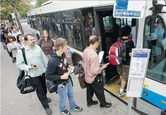  ?? MO N T R E A L G A Z E T T E
D AV E S I D AWAY/ ?? Backpacks get in the way on buses and métros. Commuters need to learn to place the bulky item on their lap when sitting or between their legs when standing, Kosik counsels.