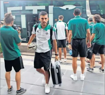  ??  ?? LLEGADA. Dani Ceballos lidera la expedición bética tras llegar a Neuruppin ayer.