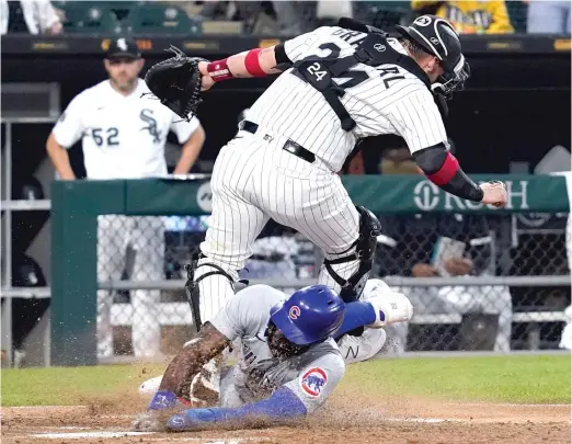  ?? NAM Y. HUH/AP ?? Cubs right fielder Jason Heyward scores as White Sox catcher Yasmani Grandal looks for the ball during the first inning Friday at Guaranteed Rate Field.