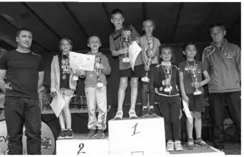  ??  ?? Les podiums des filles et garçons de la course catégorie 2010.