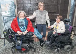  ?? CHARLES SYKES INVISION ?? “Crip Camp” documentar­y co-directors Jim LeBrecht and Nicole Newnham, centre, with film subject Judith Heumann. The film aims to depict “real life experience­s” of those with disabiliti­es.