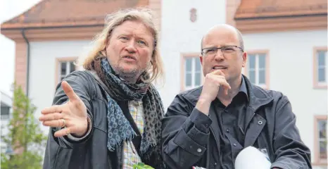  ?? FOTO: DTP ?? Es gab einiges zu besprechen und auszutüfte­ln: Regisseur Karsten Frings und Pfarrer Harald Gehrig beraten über den Standort für den Altar.