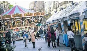  ?? FOTO: ANDREAS BRETZ ?? Der Blick fällt (rechts neben dem Karstadt-Eingang) an den Buden entlang die Schadowstr­aße in Richtung Innenstadt hinunter.