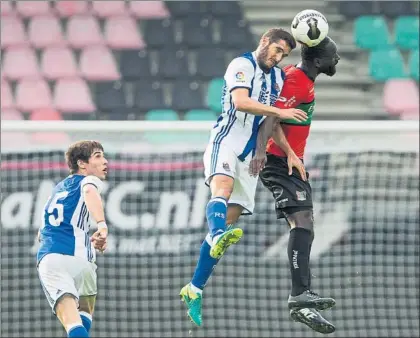  ?? FOTO: PROSHOTS.ES ?? Joseba Zaldua salta para ganar un balón aéreo ante la mirada de Aritz Elustondo en un lance del ‘bolo’ de ayer