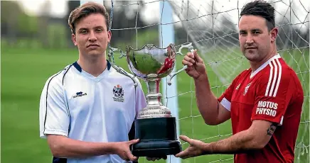  ?? PHOTO: DOUG FIELD/STUFF ?? Captains Harry Pierce, (TBHS), and Ricky McLeod, (Northern Hearts), with the South Canterbury Cup they are playing for this weekend.