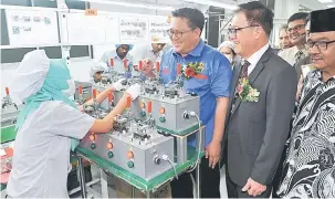  ?? — Gambar Bernama ?? BUAT TINJAUAN: Nur Jazlan (tiga kanan) beramah mesra dengan pekerja kilang V.S Industry Berhad ketika melawat kilang itu di Senai, Kulai semalam. Turut hadir Pengarah Urusan V.S Industry Datuk Gan Sem Yam (dua kanan).