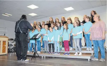  ?? FOTO: ELISABETH SOMMER ?? Ingstetten­s Kinderchor und der Jugendchor „Happy Voices“feierten Jubiläum.