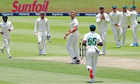  ?? MUZI NTOMBELA BackpagePi­x ?? WIAAN Mulder celebrates after Faf du Plessis dismisses Lahir Thirimanna at the Wanderers yesterday. |