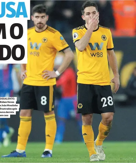  ??  ?? DESALENTO. Rúben Neves e João Moutinho frustrados após nova derrota em casa