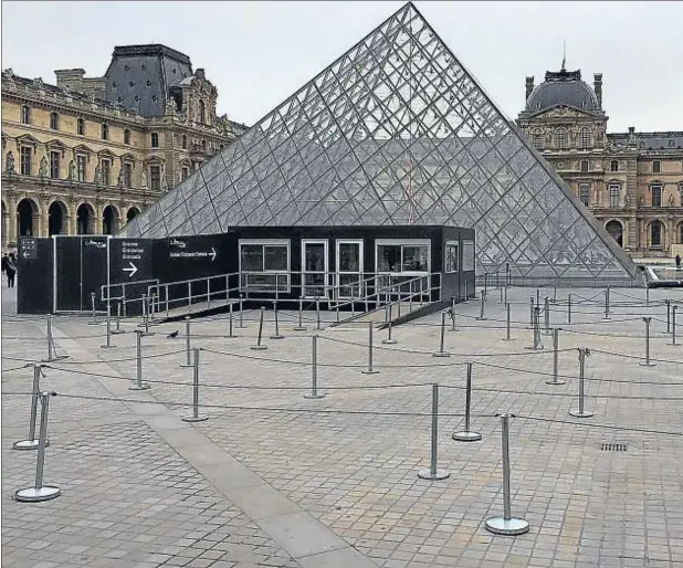  ??  ?? Aspecto que ofrecía ayer la entrada al Museo del Louvre, cerrado por motivos de seguridad y sin un solo turista