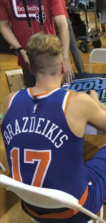  ??  ?? New Knicks teammates Ignas Brazdeikis and RJ Barrett sign their cards.