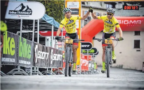  ?? FOTO: PRIVAT ?? Fahren bei der Transalp wieder einmal in gelb: Jochen Käß und Markus Kaufmann von Centurion Vaude.