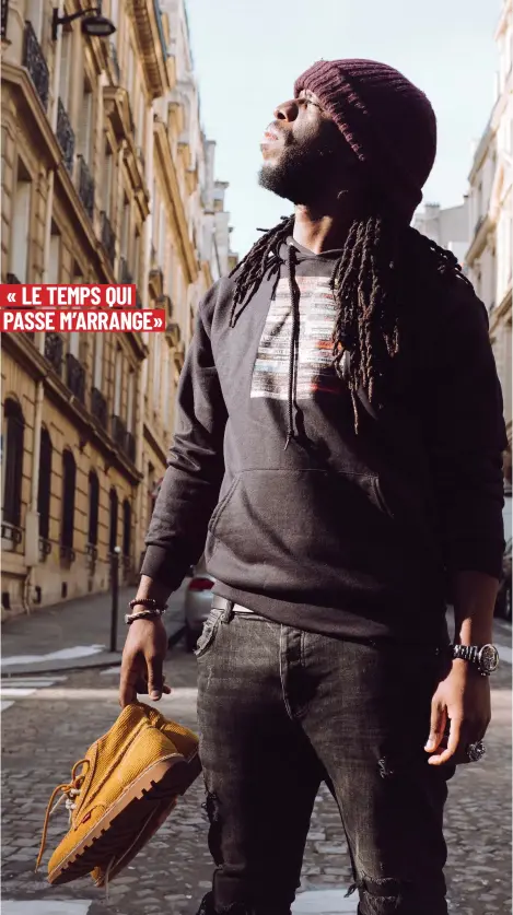  ??  ?? Youssoupha porte des Kickers Neotreck collection Printemps Eté 2019