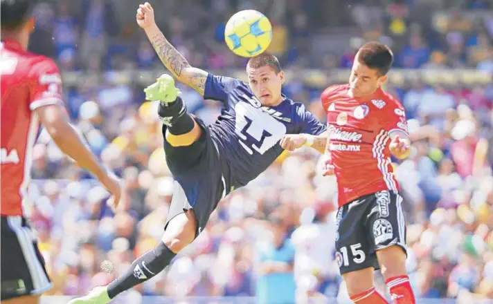  ?? FOTO: AGENCIAUNO ?? Nicolás Castillo marca de tijera su primer gol ante el Tijuana, que sería la base para la remontada ante Tijuana.