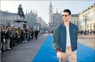  ?? ?? Novak Djokovic camina por la bonita Piazza San Carlo de Turín el pasado viernes.