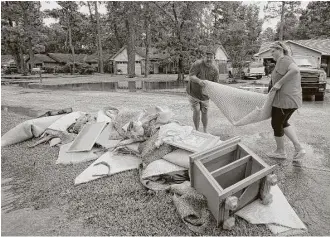  ?? Godofredo A. Vasquez / Houston Chronicle ?? Getting rid of flood-soaked carpets is crucial. Michael and Laura Gill dispose of a waterlogge­d carpet after their Baytown home flooded during the storm.