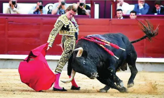  ?? ALFREDO ARÉVALO/PLAZA1 ?? Buen muletazo de Javier Cortés en el tercero de la tarde