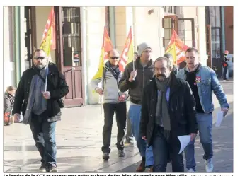  ?? (Photo Cyril Dodergny) ?? Le leader de la CGT et ses troupes prêts au bras de fer, hier, devant la gare Nice-ville.