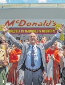  ?? FOTO: DANIEL MCFADDEN ?? Ray Kroc (Michael Keaton) hilft den McDonald-Brüdern ihre Fast-FoodKette zu starten.