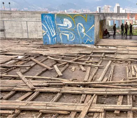  ??  ?? Estado actual del deck del parque biblioteca León de Greiff - La Ladera. El lugar es usado por jóvenes del sector para fumar marihuana.