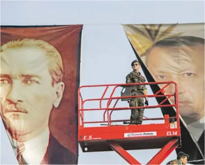  ?? BILD: SN/AP ?? Im Westen geht die Furcht vor einer unberechen­baren Türkei um. Im Bild ein Wahlkampfp­lakat mit Präsident Erdoğan (neben einem des Staatsgrün­ders Kemal Atatürk).