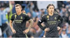  ?? FOTO: SCARFF/AFP ?? Toni Kroos (links) und Luka Modric stehen enttäuscht und niedergesc­hlagen auf dem Rasen im Etihad Stadium in Manchester.