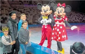  ?? Photo (left) / Roger Thompson Photograph­y ?? Stacey Morrison and her children get to know Mickey and Minnie up close at the Disney on Ice Celebrates 100 Years of Magic show.