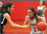  ?? MEDIANEWS FILE PHOTO ?? Germantown Academy’s Maddie Vizza makes her way Episcopal Academy’s Reilly Wright. past