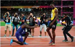  ?? FOTO: REUTERS/NTB SCANPIX ?? Ikke til å tro. Usain Bolt smiler, men har tapt finalen på 100 meter. Vinner Justin Gatlin tilber ham.